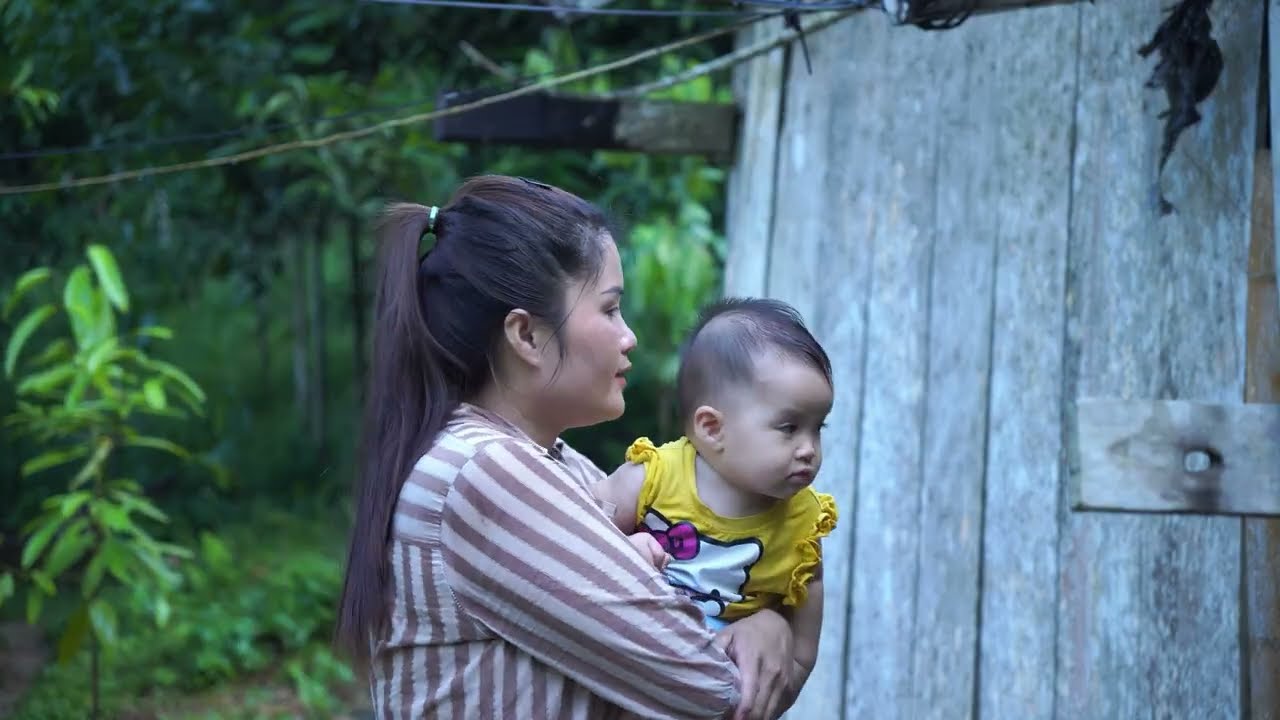 Single mother receives abandoned house from kind man, police witness.