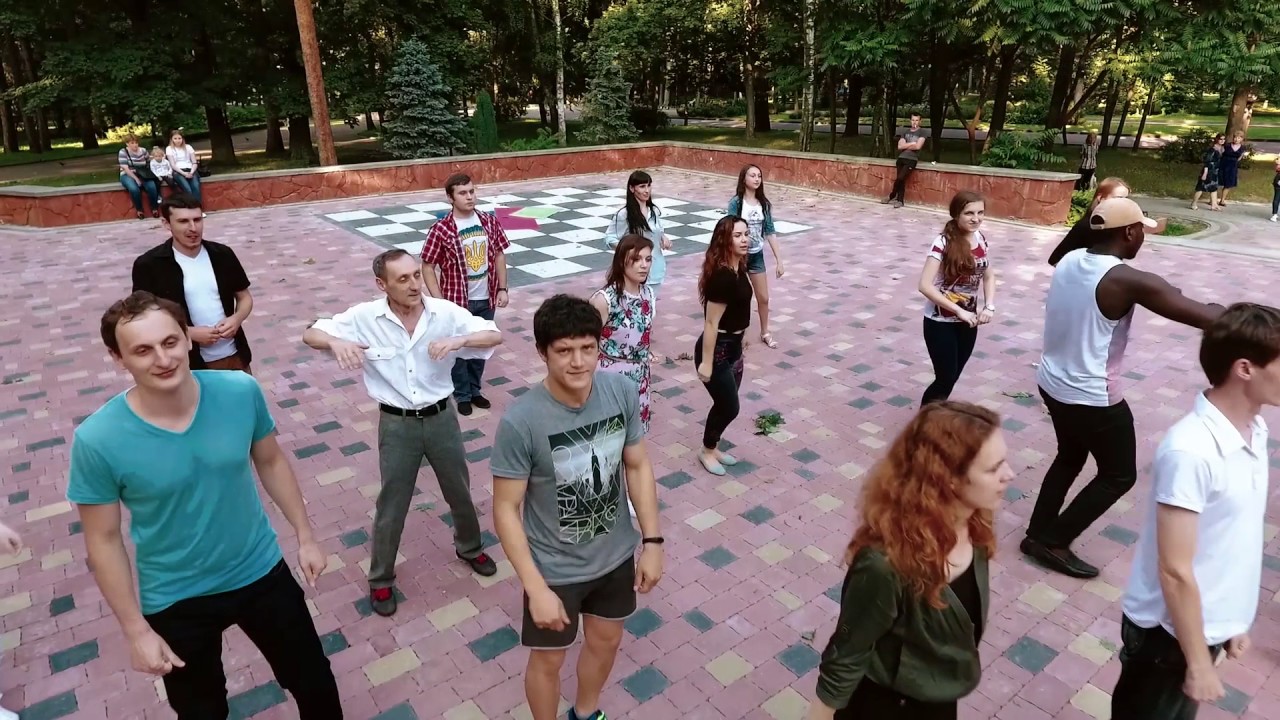 MiAmor танцюють на вулицях міста Івано-Франківськ