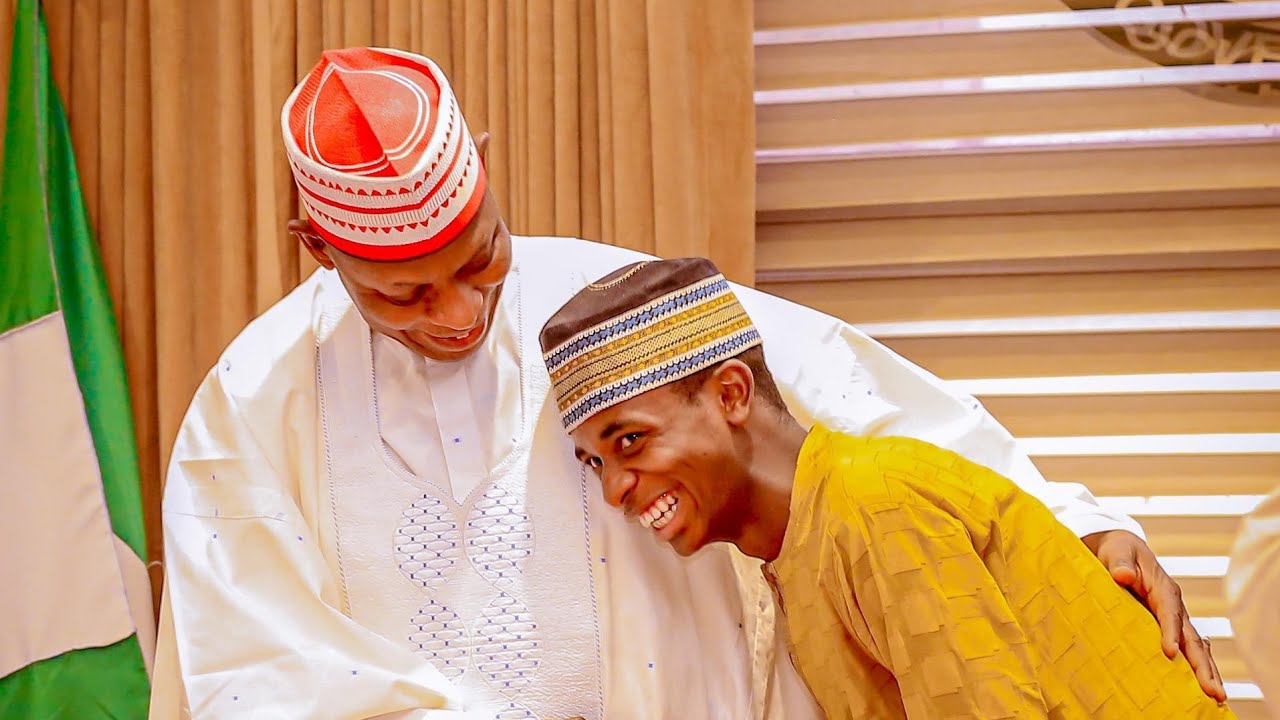 Gov. Alhaji Abba K Yusuf Yayin zama da matashin da yayi nasarar zuwa na (3) agasar Kira'ar Alqur'ani