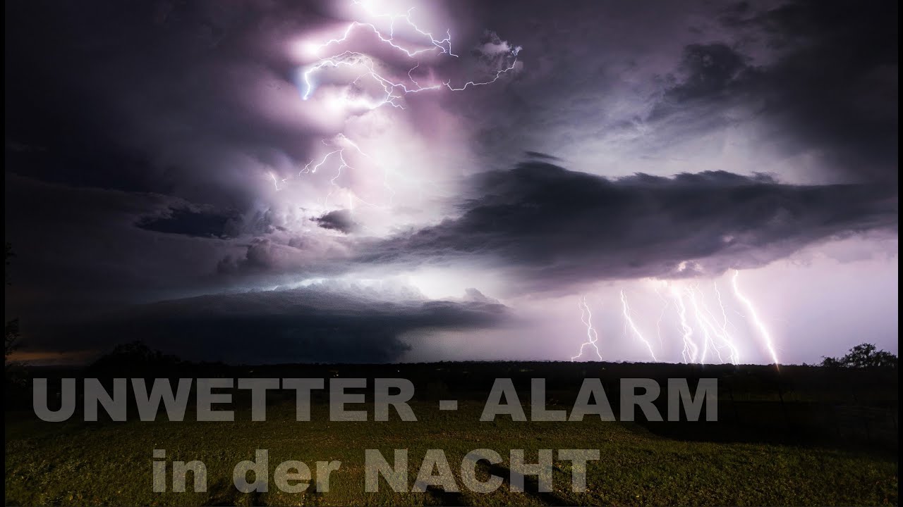 Achtung! Kräftige Superzellen mit heftiger Blitz - Show in der Nacht mit Hagel und Orkan