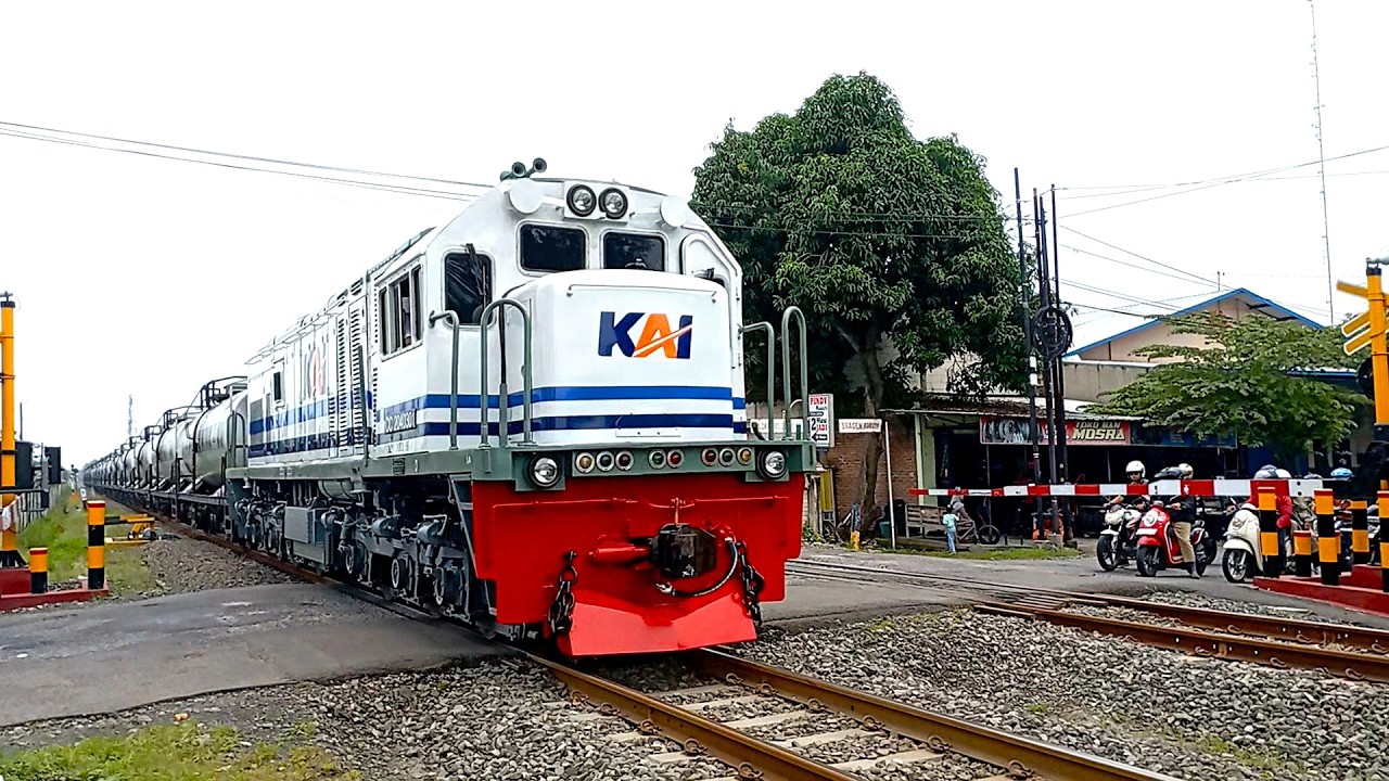 KERETA API PANJANG ‼️ LOKOMOTIF RnB TOP KOMPILASI  MENEMUKAN 8  KERETA API FULL NGEBUT DITIKUNGAN