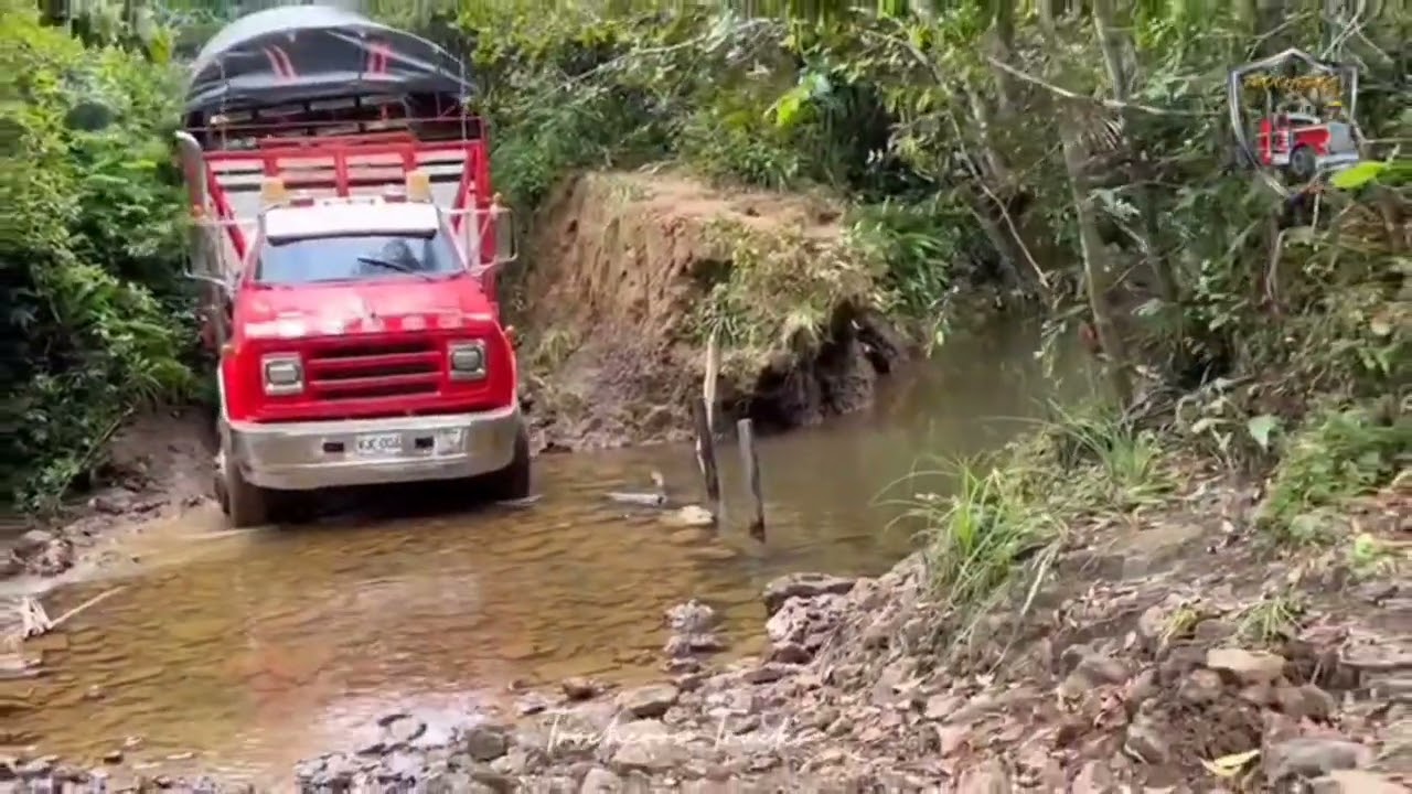 Camiones por las carreteras olvidadas de COLOMBIA