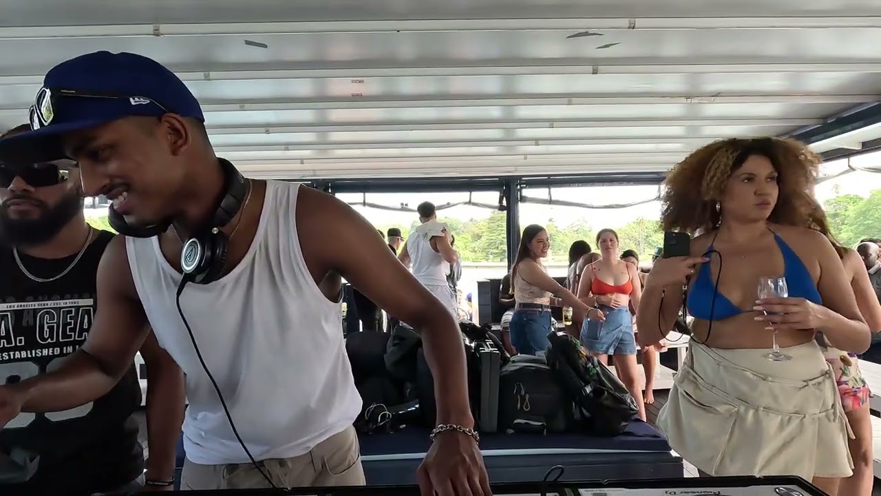 DJ LIZWAN – Sydney Harbour Boat Party - March 15th | 1PM–6PM | Le Bleu Party Cruise - Soak City