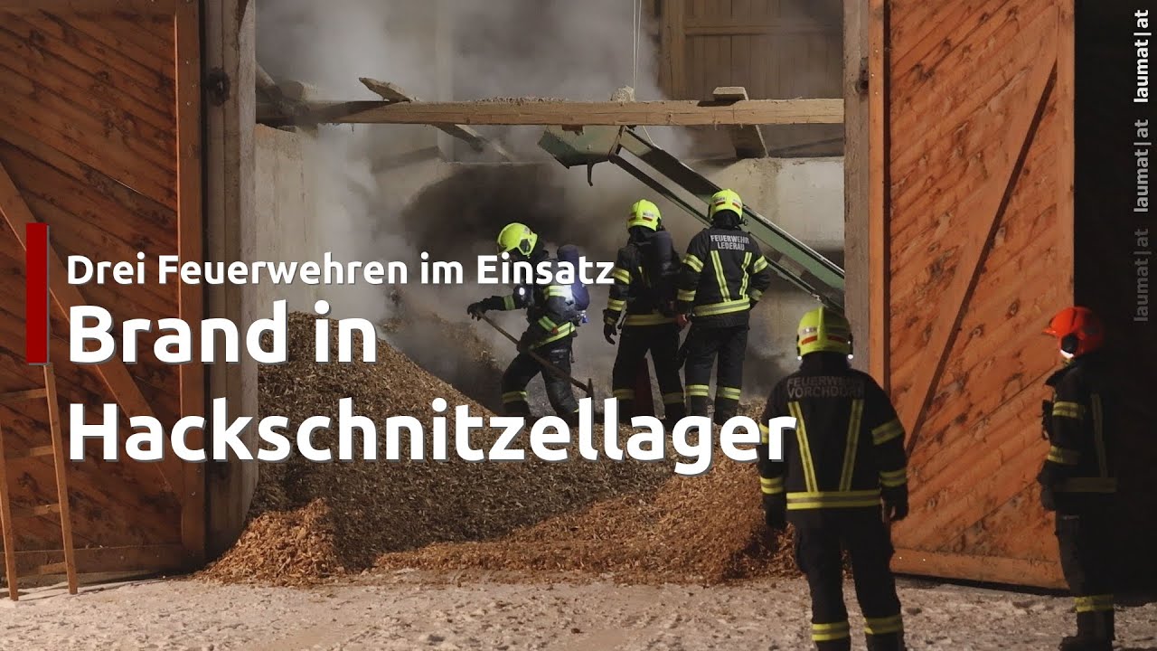 Drei Feuerwehren bei nächtlichem Brand in einem Hackschnitzellager in Vorchdorf im Einsatz
