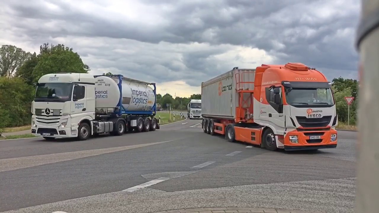 Einar zeigt LKW - Truckspotting an der Terminalzufahrt