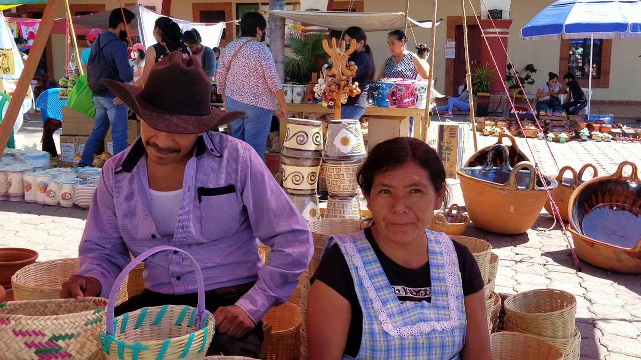 Tianguis de Artesanías de barro ,ishcle y  palma.  en san Bartolomé cohuecan pue México.