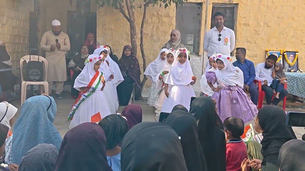 Chota bacha janke hamko na aankh dikhana re dance by students 