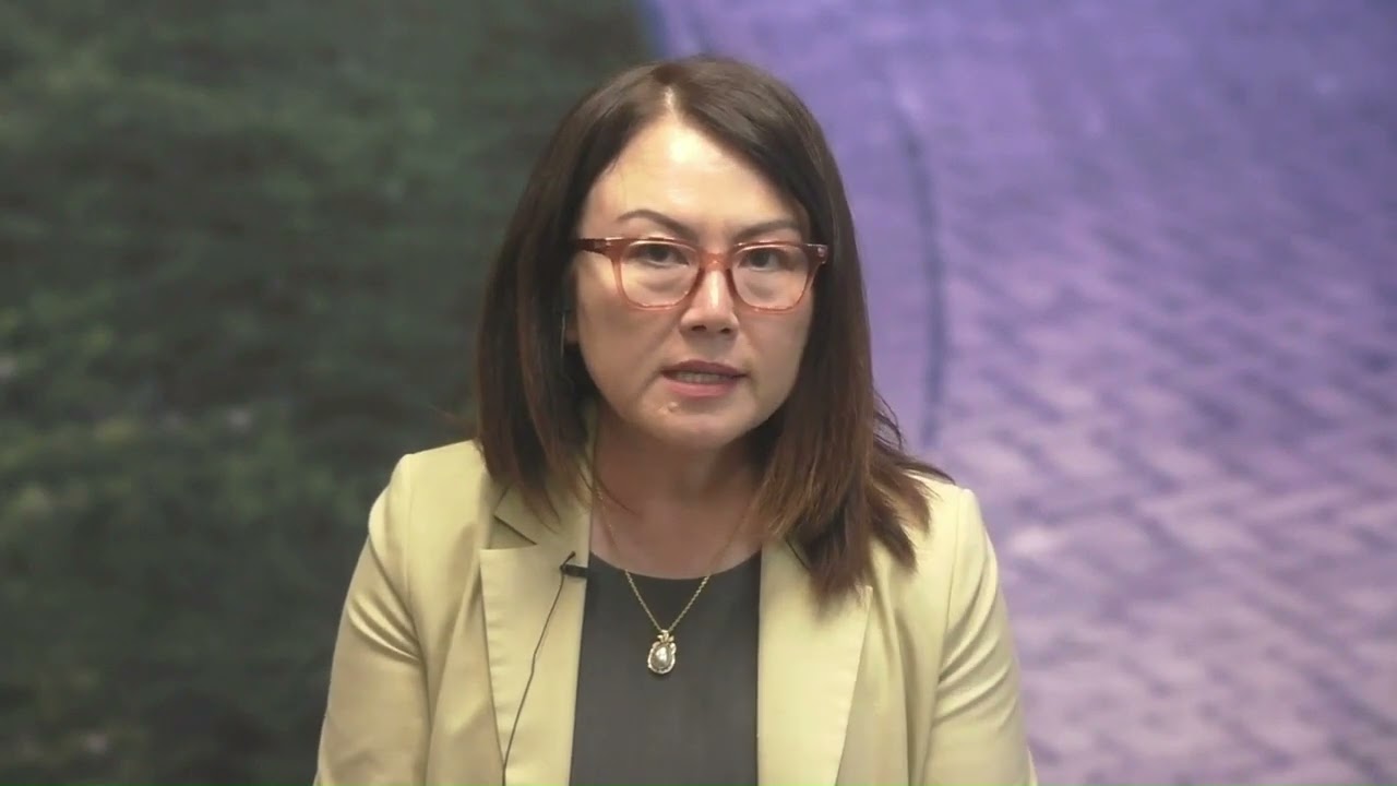 Lisa Owen grilling Melissa Lee