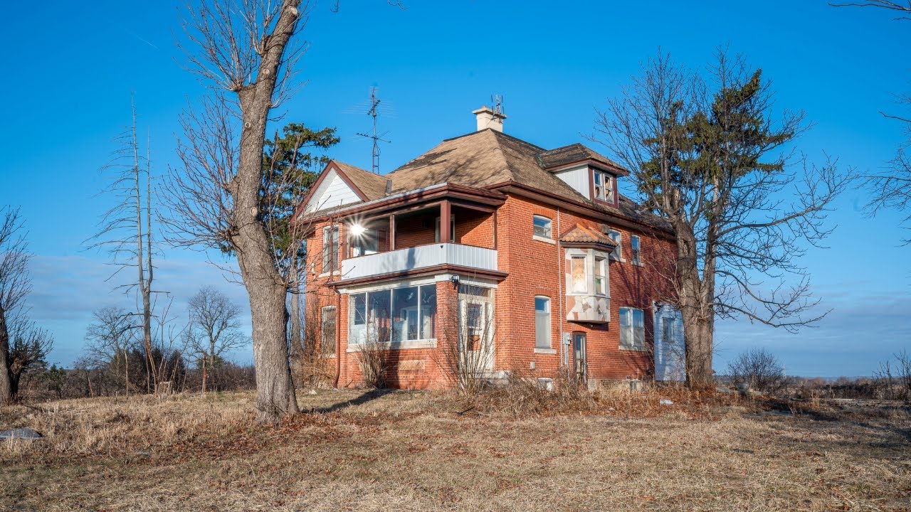 Exploring A Sealed Abandoned House That Was LOCKED For YEARS!