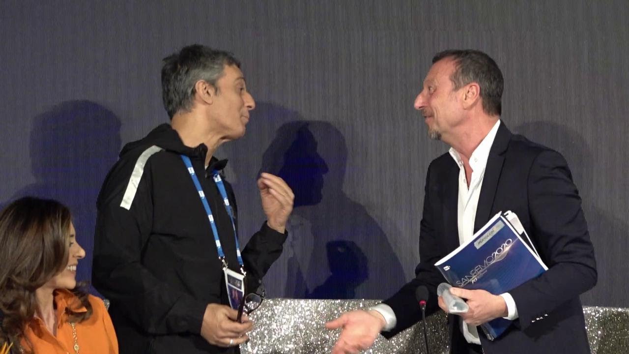 Sanremo, Fiorello irrompe in conferenza stampa: 
