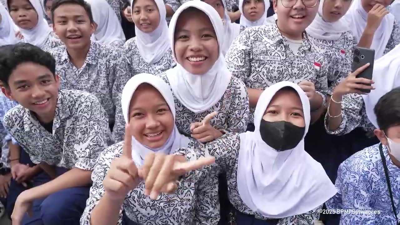 Wapres Gibran Tinjau MBG di SMPN 30 Bekasi