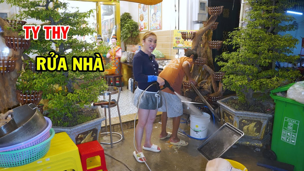 Ty Thy rửa nh&agrave; 10 tỉ, từ thiện 1000 phần x&ocirc;i - Ty Thy Vlog Gỏi đu đủ