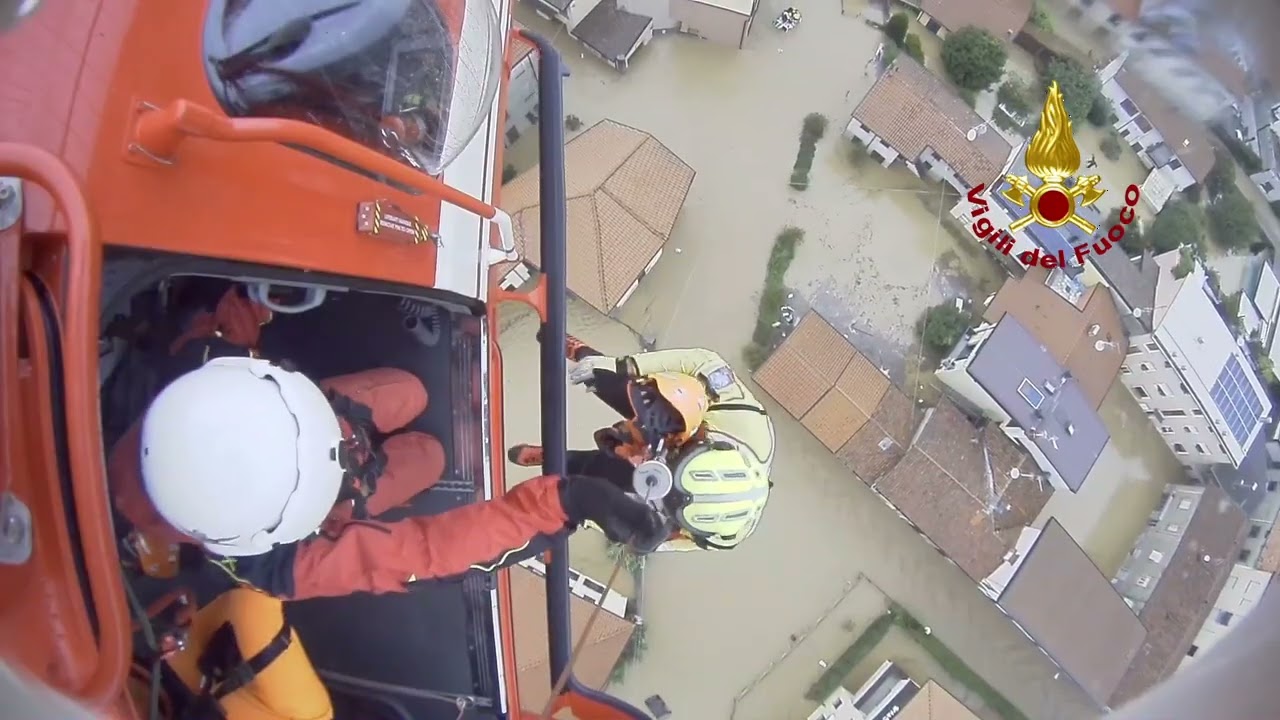 MONZA - MALTEMPO, ELICOTTERO VIGILI DEL FUOCO SALVA MAMMA E BAMBINA A MEDA