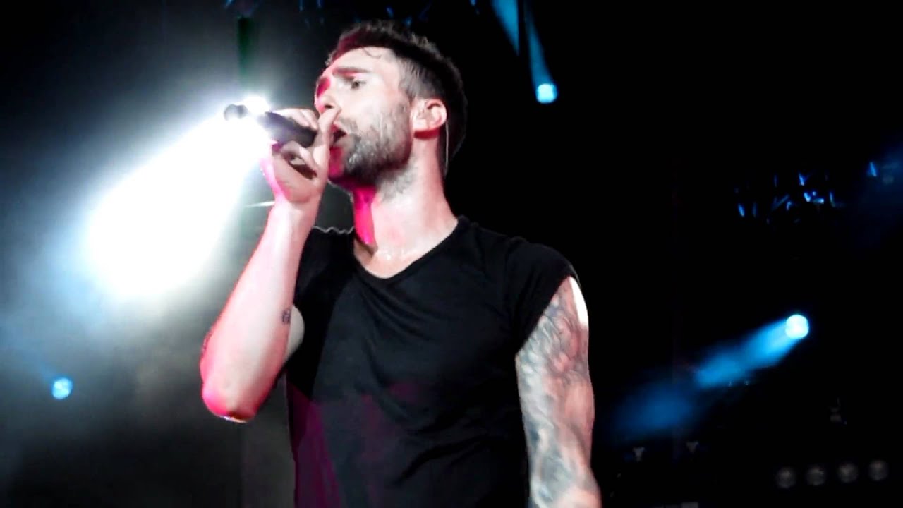 Maroon 5 - Makes Me Wonder (Live) Bristow, VA