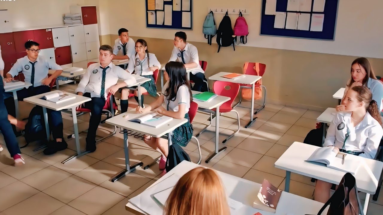 اصحابها في الثانوي بيقتلوا ابوها وبتصاب امها في عقلها وبعد 20 سنين بترجع تنتقم منهم في عيالهم 2