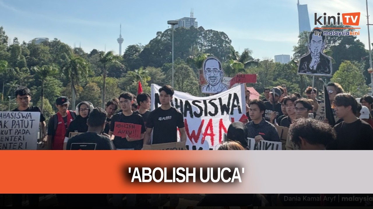 Students hold protest over UUCA outside Parliament