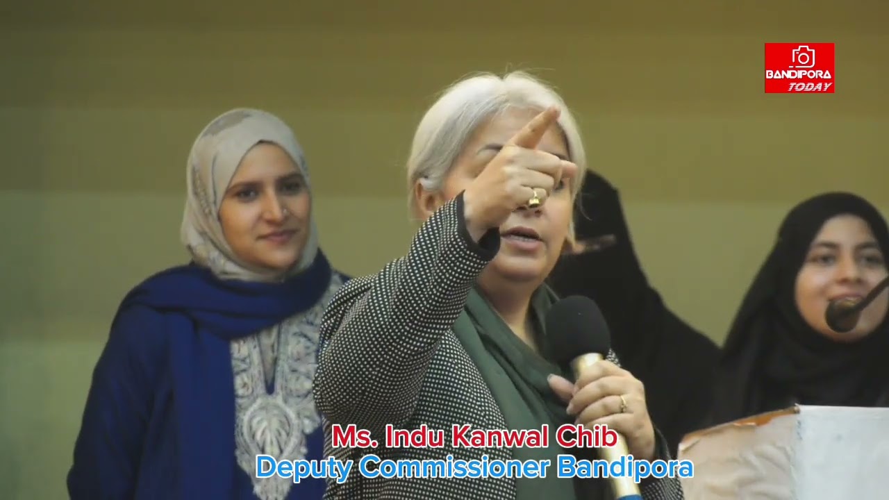 DC Bandipora, Ms. Indu Kanwal Chib, addressing the students during a Career Counselling Workshop 