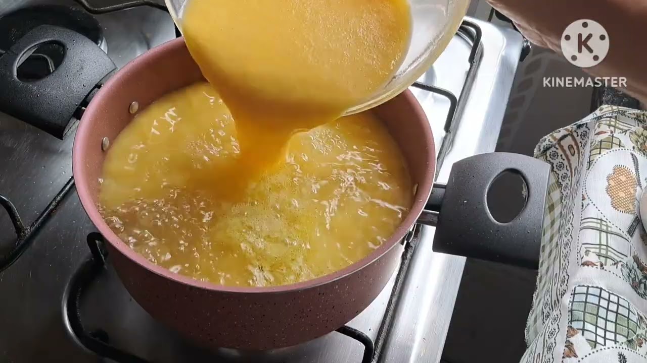 Polenta com carne moída e couve de acompanhamento 
