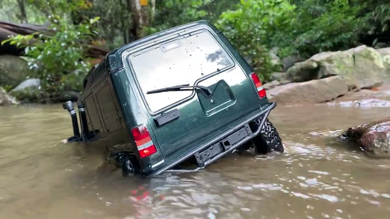 Dark green Land Rover Discovery on the trail : MST CFX-ws DC1 kit