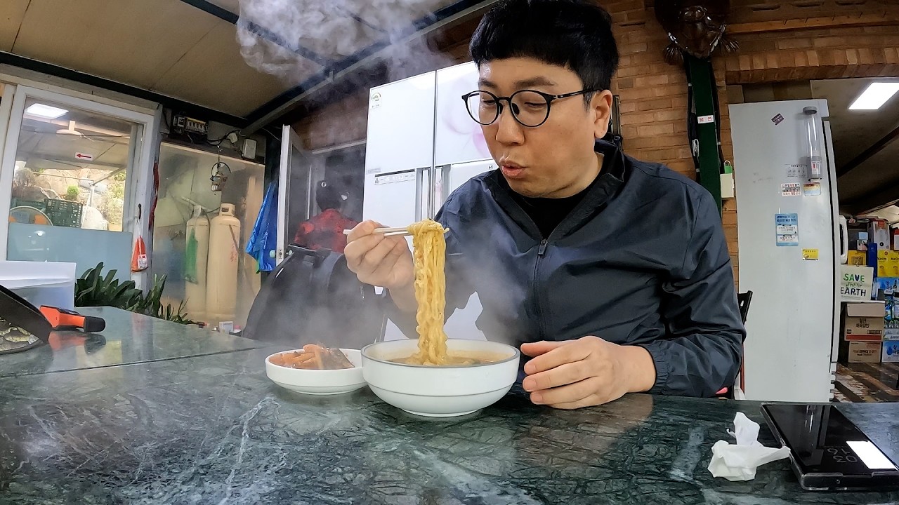지쳐가는 하루 라면 한 그릇의 행복