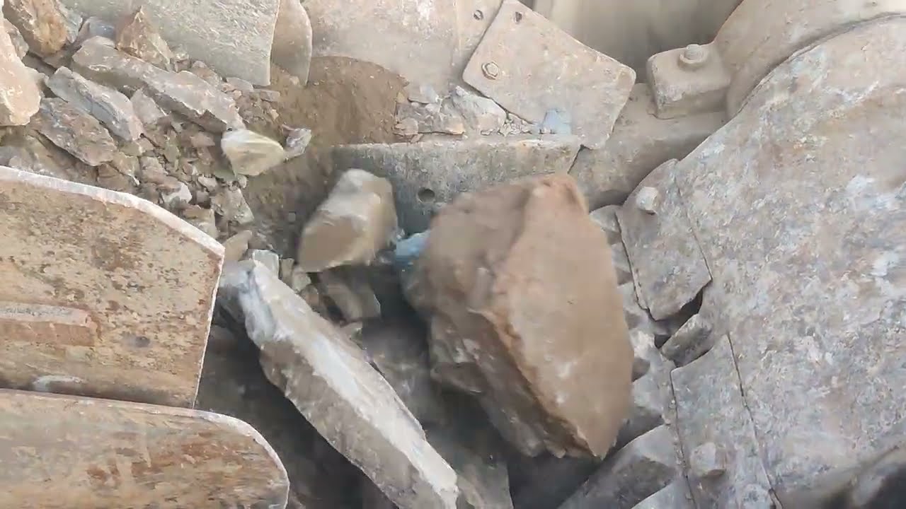Bigger history Rocks Blocked in Jaw Machine: Jaw vs Bigger Stone Rocks 