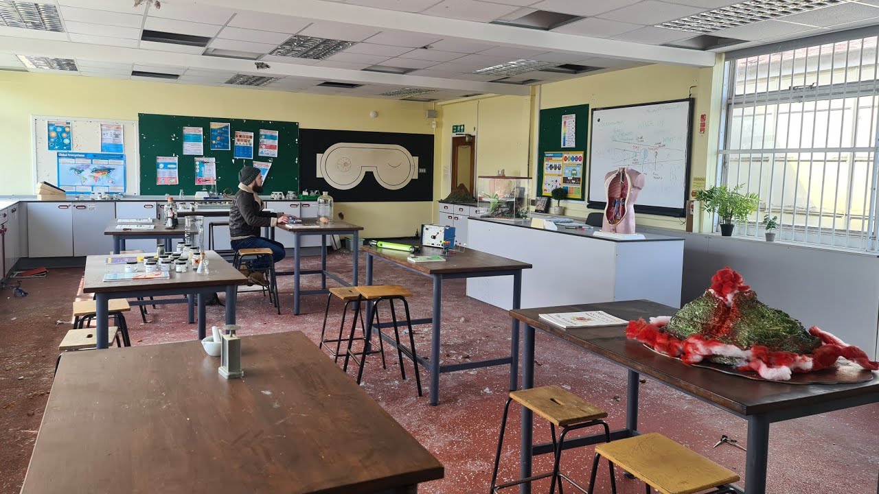 Исследуем заброшенную съёмочную площадку BBC «Клуб и школа в 4 часа» — Манчестер — Заброшенные ме...