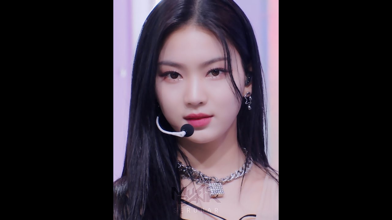 STAYC(스테이씨) - RUN2U [Music Bank] | KBS WORLD TV 220225