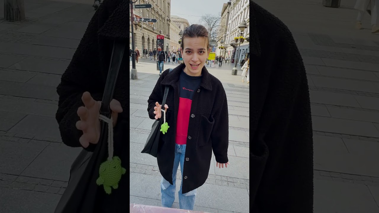 Спрашивать у незнакомцев, могу ли я покрасить их MacBook из баллончика.