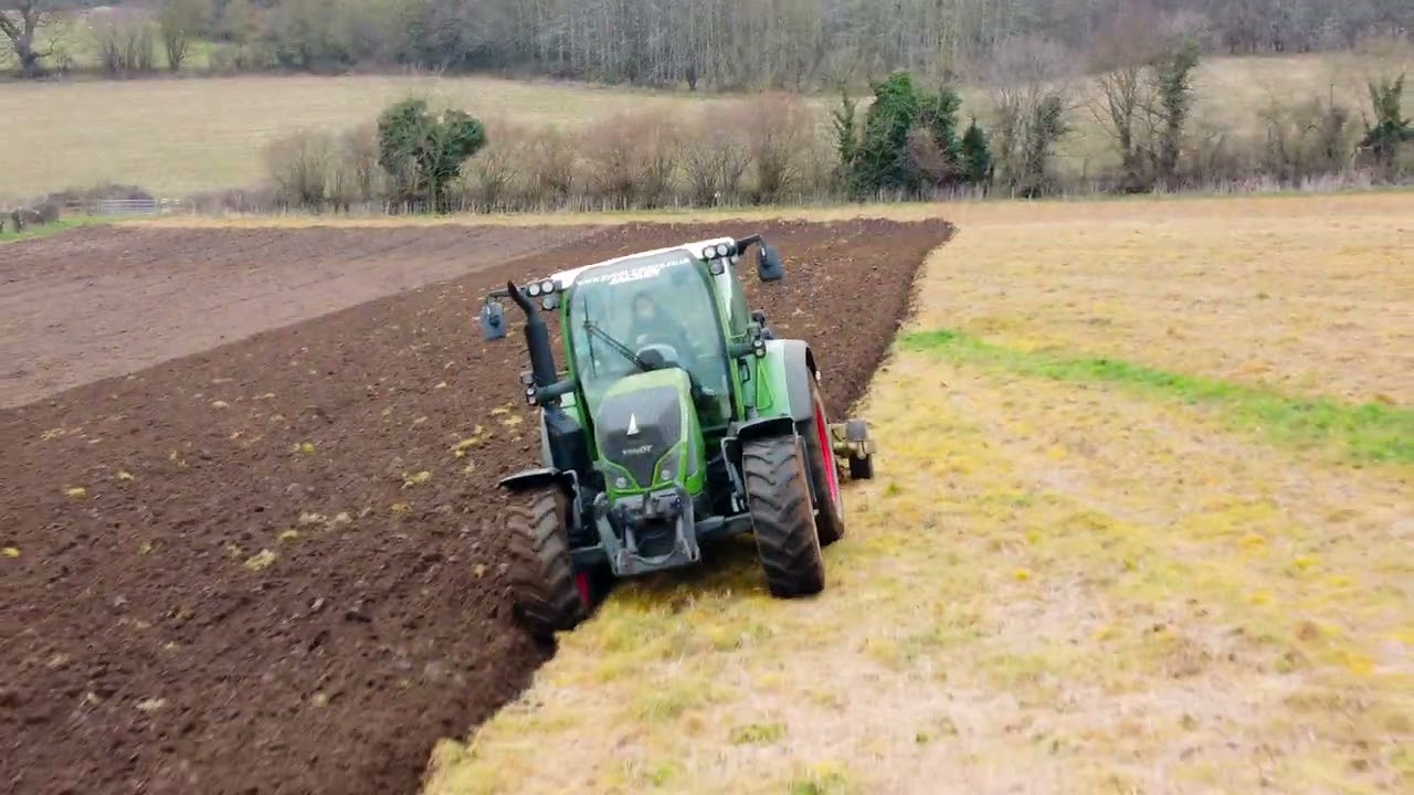 Fendt 211 &fendt 516 dual ploughing on the hill