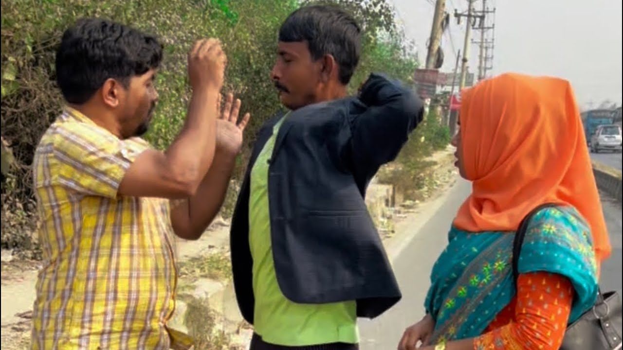 বড় ভাই পুলিশ ছোট ভাই তার গরম দেখিয়ে পথচারীর সাথে খারাপ ব্যবহার করল অতঃপর
