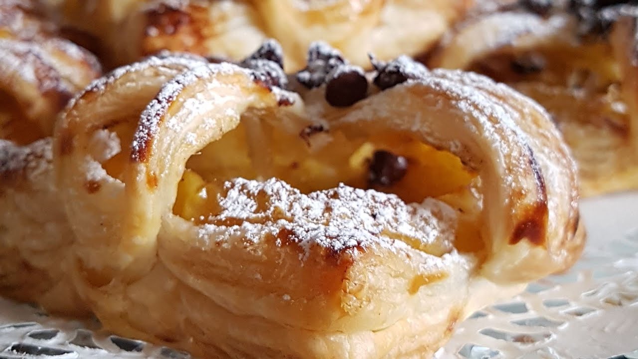 Feuilletés à la pomme caramelisée  فطائر بالتفاح بعجين مورق جد رائع