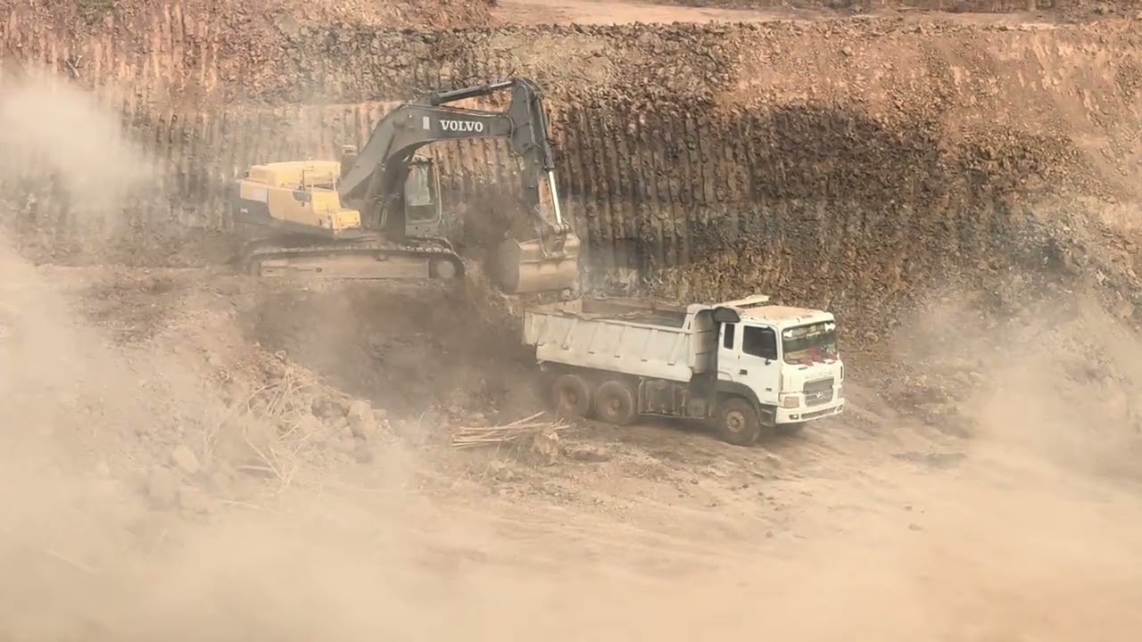 Powerful CAT Excavator Digging Action | Heavy Equipment Earthmoving Skills Compilation