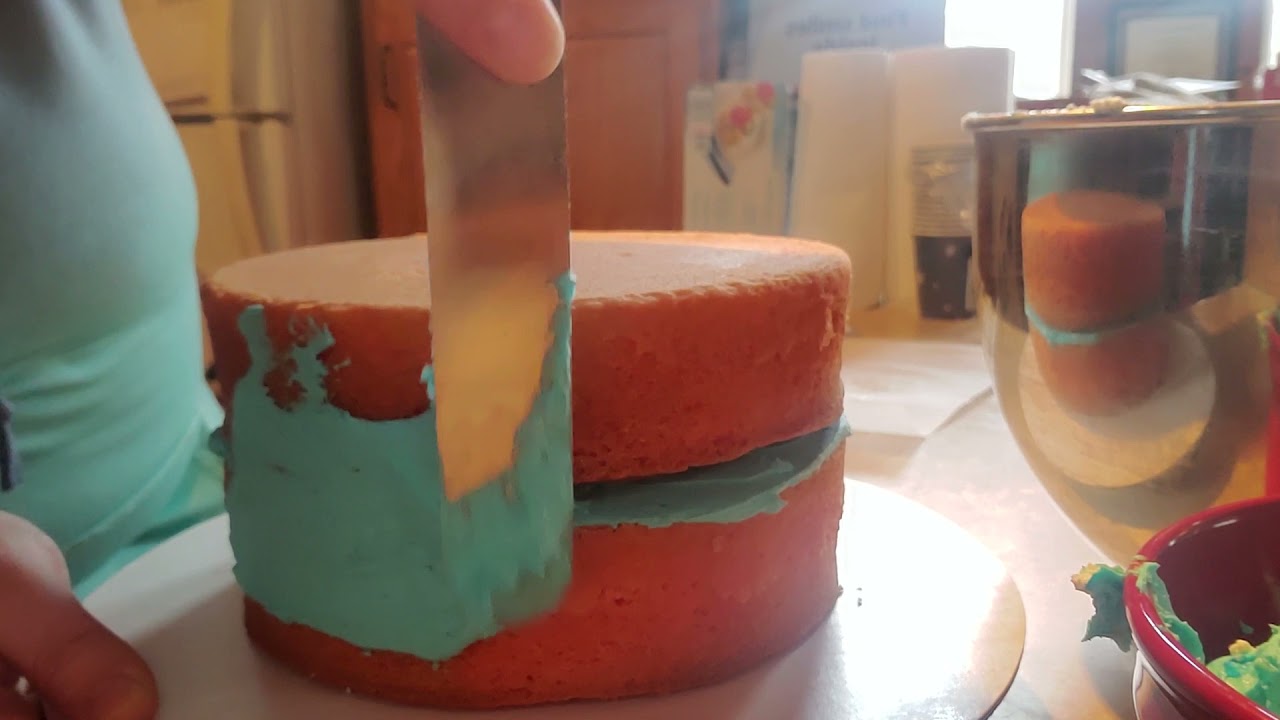 Dirty Icing a cake (Crumb Coat)