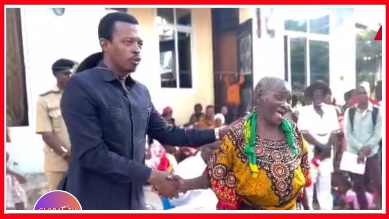 DC BOMBOKO ASIKILIZA KERO za WANANCHI - AMSIMAMISHA BIBI HUYU na KUMPA PESA - WANANCHI WASHANGILIA