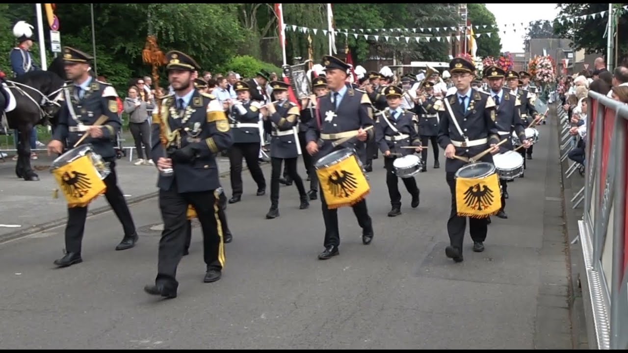 Schützenfest in Neuss-Grefrath. 19. Mai 2024. Regimentabnahme und Blumenparade.
