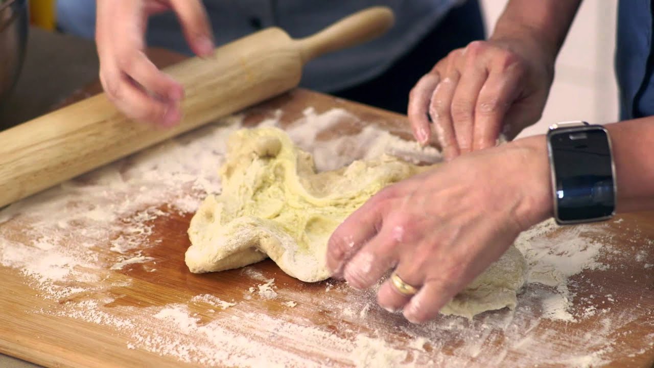 People Try Making Pizza For The First Time