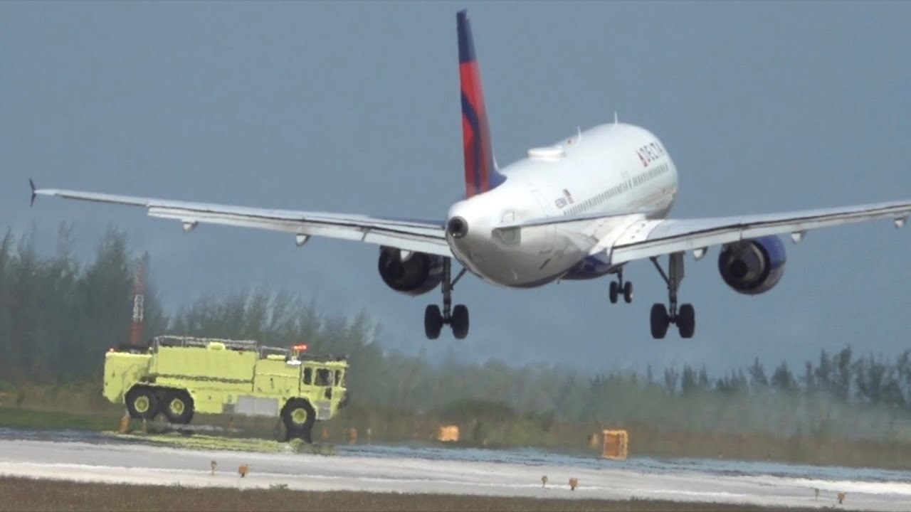 DELTA Engine Failure Emergency Landing | N335NW / DL651 | Bahamas | Aug 17/2019 Plane Spotting