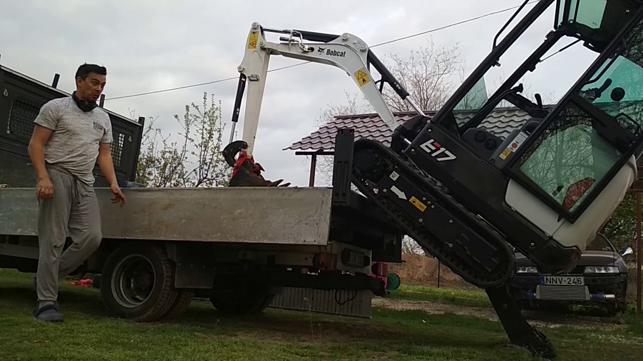 Bobcat E17 felrakása platóra – kezelői technika és precíz gépkezelés