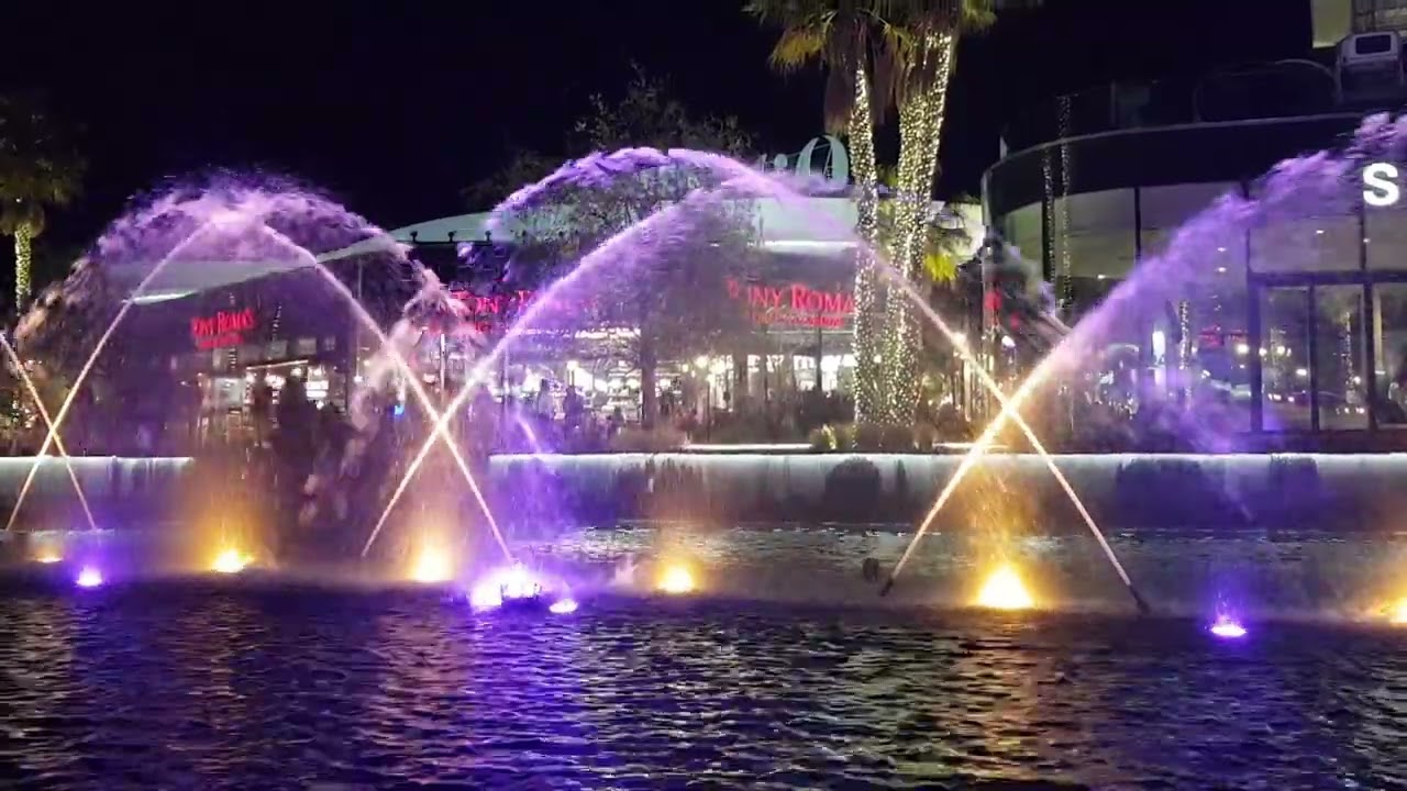 Centro Comercial Oasiz,  Torrejón de Ardoz,  Madrid. Música y agua.