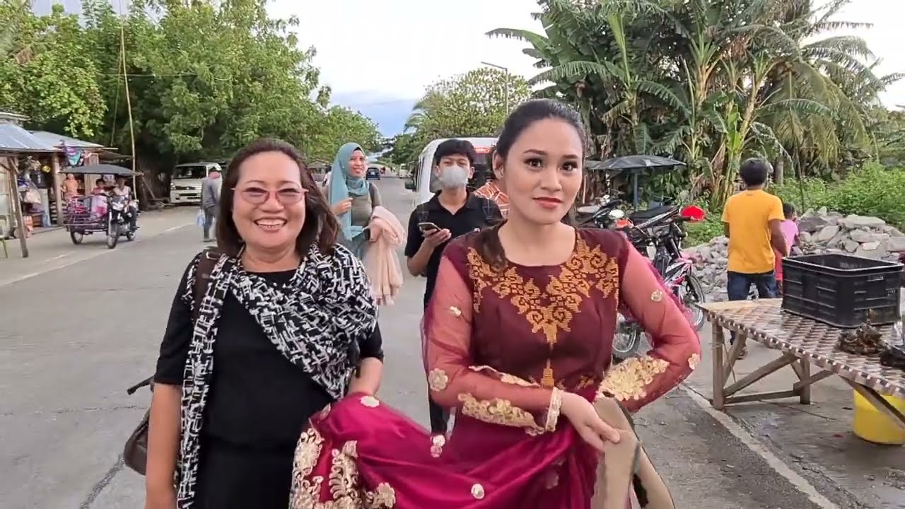 মিন্দানাও দ্বীপে ফিল্মি স্টাইলে বিয়ে, কনের পেছনে বর হাঁটছে - Moro Muslim Wedding in Mindanao