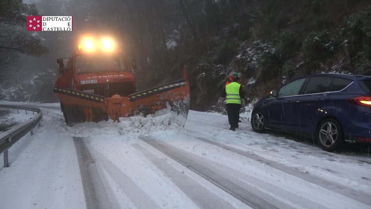Bomberos de Castellón rescatan a un vehículo bloqueado por la nieve