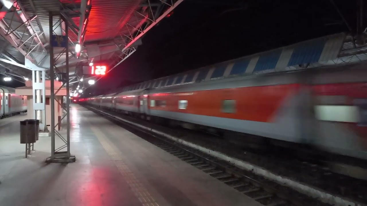 19037 Mumbai Bandra Terminus - Barauni jn. Avadh Express With BRC/WAP-7.