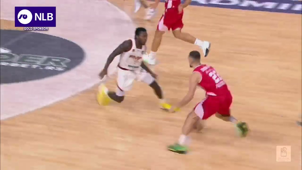 Kenan Kamenja&scaron; extends for the POSTER DUNK (FMP Soccerbet - SC Derby, 26.11.2023)