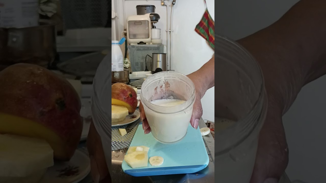 Smoothie à la mangue, ananas, lait de coco