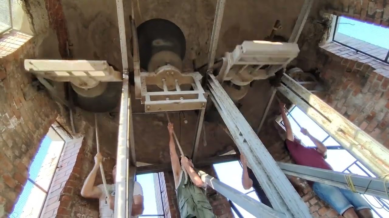 Campanari suonano le campane di Croce Coperta (Imola)