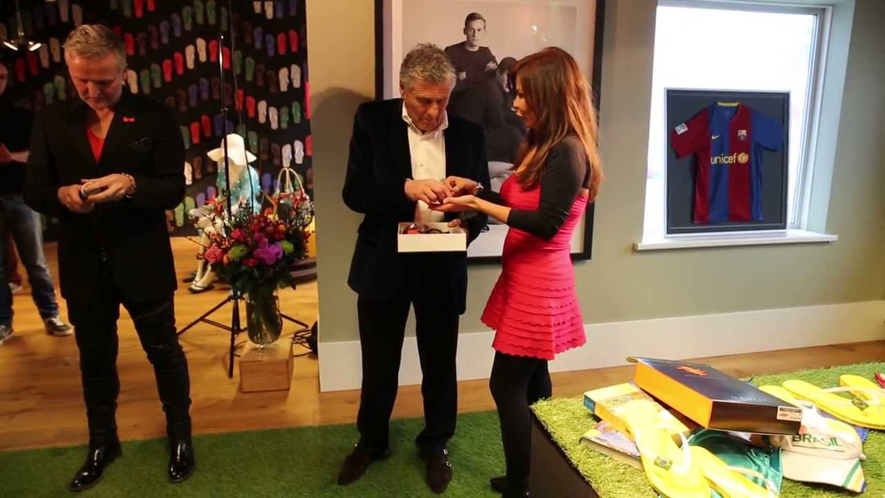 Shieglee Ferreira dos Santos geeft Sjaak Swart de eerste Uzurii slippers.