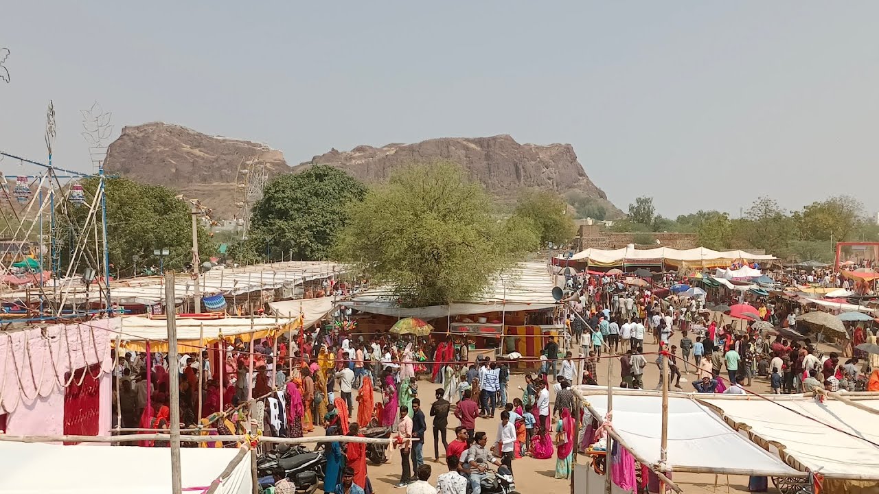 शीतला माता का मेला सिवाना ( बाड़मेर ) में स्थानीय लोगो द्वारा गैर नृत्य का प्रदर्शन करते हुए।#siwana