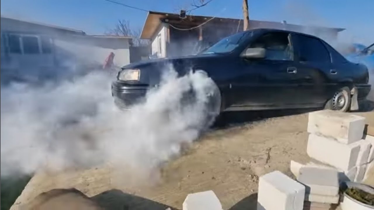 Schimb uleiul la Ford și Tiberiu face burnout