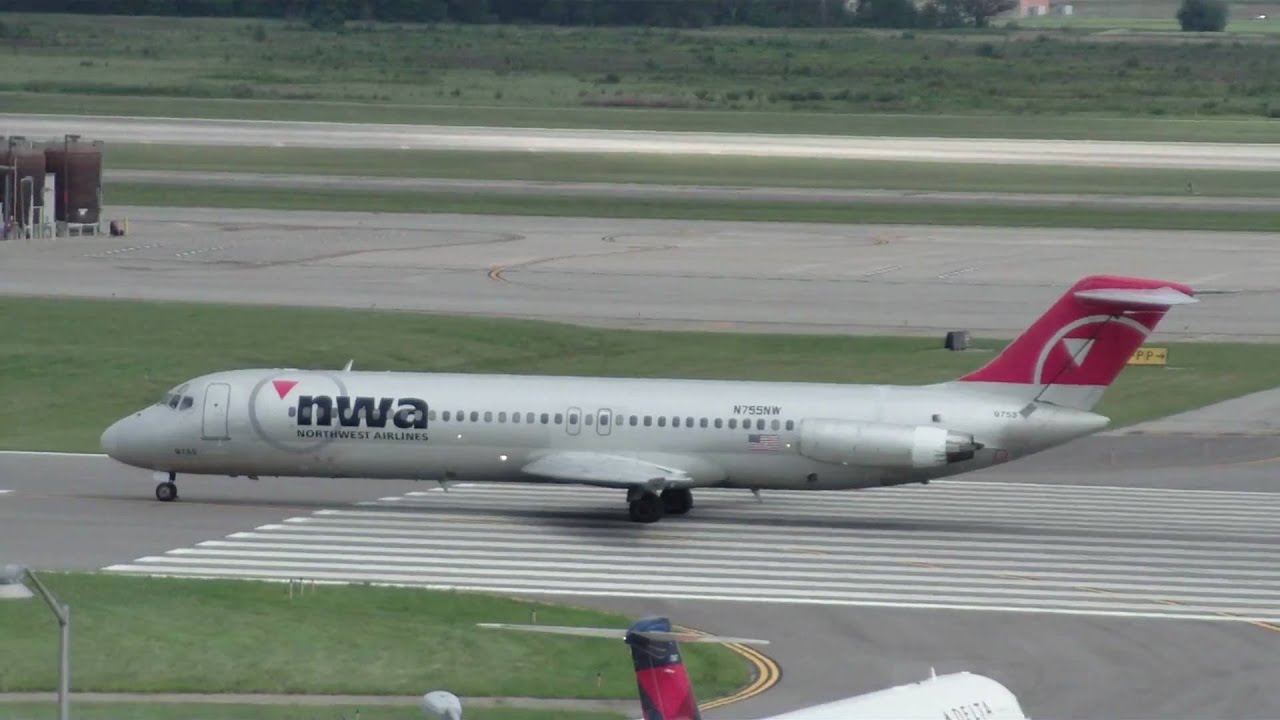 Northwest Airlines DC-9-40 Taking Off