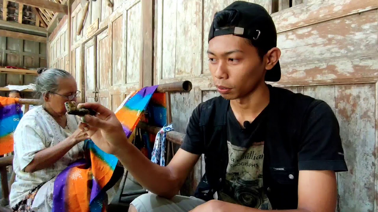 Pegangngnya begini agar malam tidak tumpah